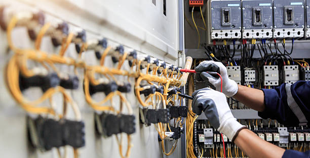 Professional Electrician technician working in Carpentersville, IL